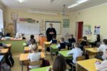 Священник проводит занятия для учеников школы Зеленоградска
